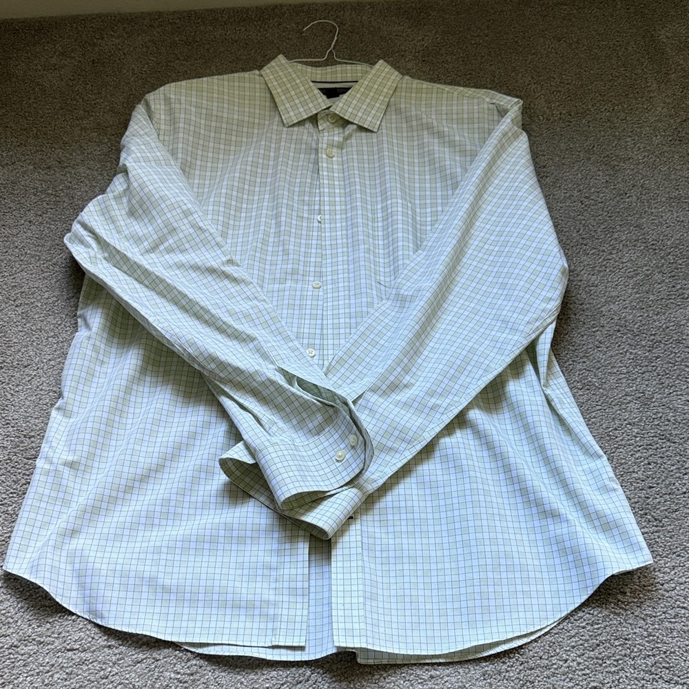 Banana Republic Men's Long Sleeve Button-Down Shirt in Light Green Plaid